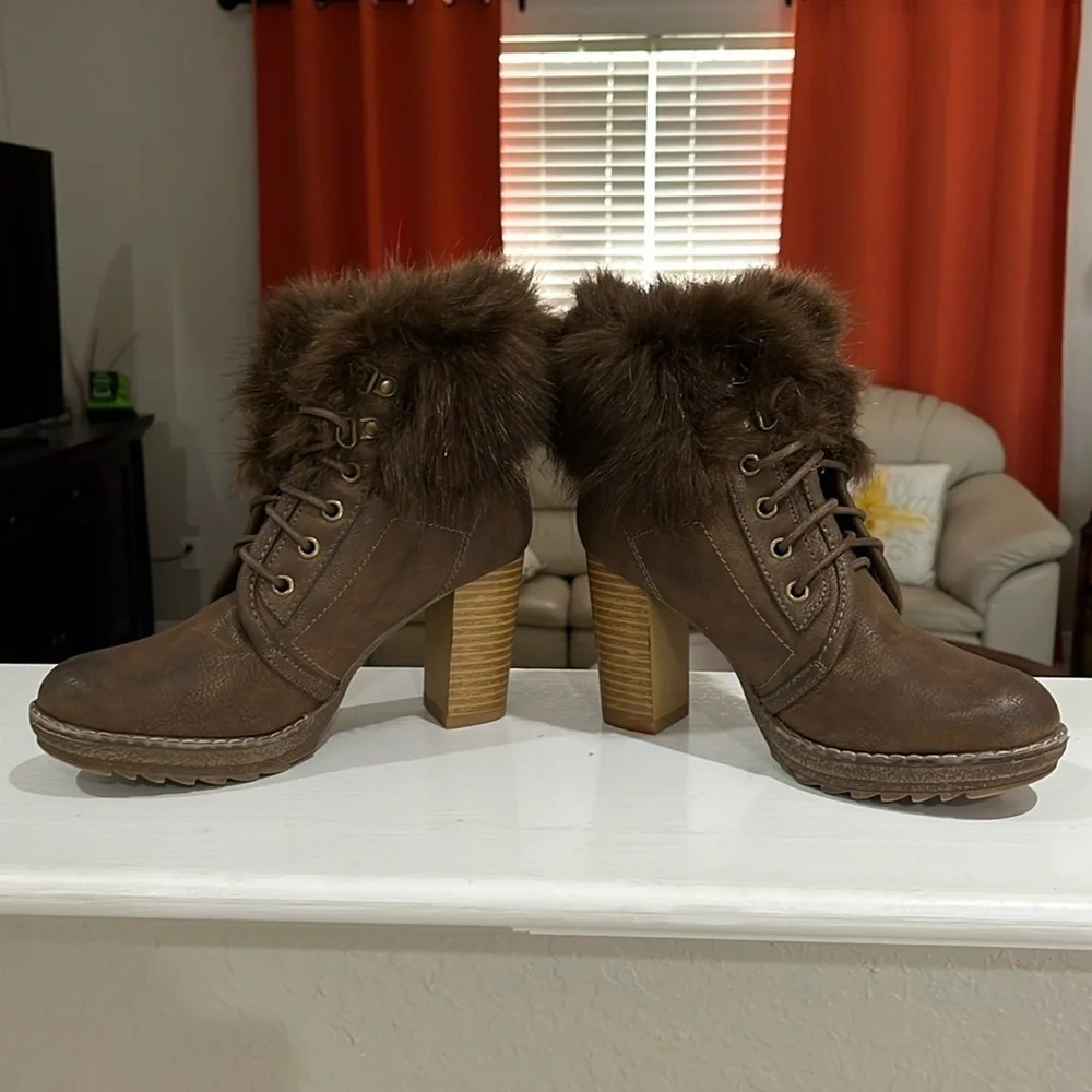 MUK LUKS Fau Fur Trim Stacked Block Heel Brown Ankle Boots Size 7